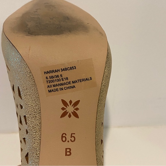 BCBG Gold 4" pump - Picture 4 of 4